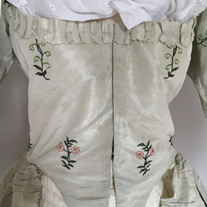Embroidered Robe l'Anglais