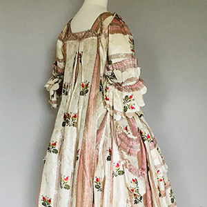 Sack Back Robe