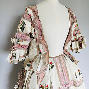 Sack Back Robe